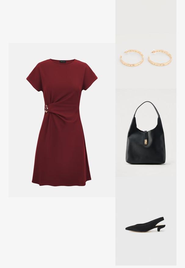 Robe rouge foncé à manches courtes avec encolure arrondie et détail de boucle latérale créant un effet froncé à la taille.; Escarpins slingback en daim noir avec un bout pointu et un talon bloc bas. Présentent une texture lisse et un design minimaliste.; Sac hobo en cuir noir à finition texturée, doté d'un fermoir doré et d'une anse incurvée unique pour un port à l'épaule.; Boucles d'oreilles créoles ton or avec un design ondulé irrégulier et des accents de cristaux clairs incrustés, fixées par des clous à dos en plastique.