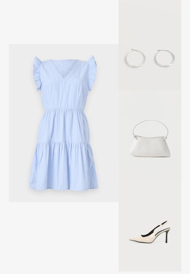 Robe rayée bleu clair avec un col en V, des manches courtes à volants, une taille cintrée et une jupe à volants. Fabriquée dans un tissu doux et léger.; Chaussure beige à bout pointu avec bride arrière, doublure intérieure noire et talon aiguille fin noir sur fond blanc.; Sac à main en cuir tressé blanc avec poignée arrondie et extrémités de lanière nouées, présenté sur un fond uni.; Boucles d’oreilles créoles en métal argenté avec une surface lisse légèrement incurvée et des fermoirs à clapet sur un fond blanc uni.