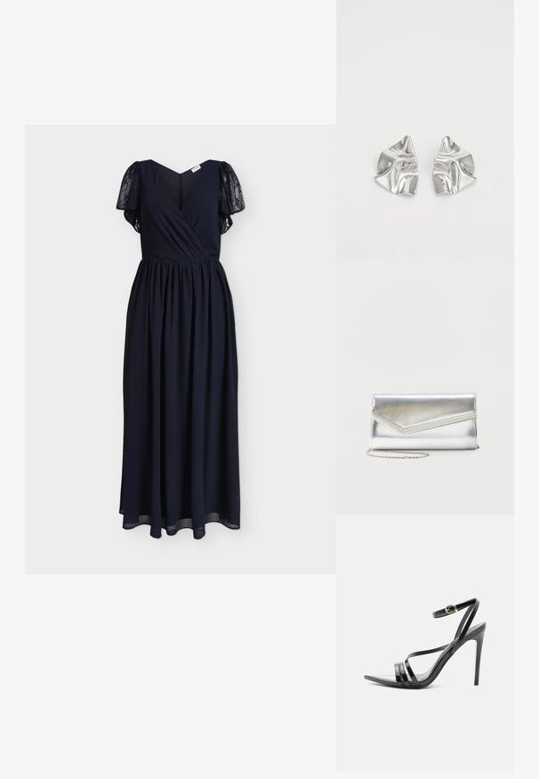 Longue robe noire avec manches courtes en dentelle, corsage croisé en V et taille froncée sur un fond uni.; Sandale noire à talon haut avec de fines brides sur les orteils et la cheville, avec une boucle dorée sur un talon aiguille élancé.; Pochette argentée brillante avec rabat style enveloppe et garniture décorative, petite bandoulière chaîne argentée, sur fond clair uni.; Boucles d'oreilles en métal argenté avec un design ondulé et sculptural, présentant une finition polie et des formes irrégulières, mettant en valeur une esthétique contemporaine.