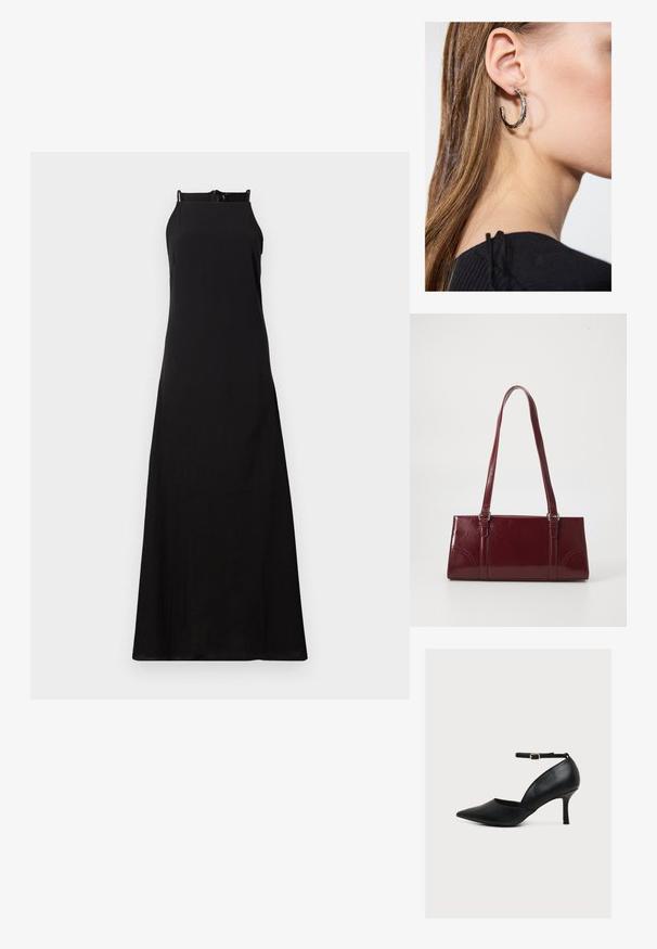 Robe maxi noire sans manches avec une coupe droite, dotée d'un col haut et d'une fermeture éclair au dos, fabriquée dans un tissu lisse et léger.; Chaussure à talon haut en cuir noir à bout pointu avec bride à la cheville et petite boucle dorée sur fond uni.; Sac à main bordeaux en matériau brillant, de forme rectangulaire, avec deux anses et des accents légèrement courbés à l'avant.; Boucle d'oreille en argent avec une finition polie, présentant de petits détails en or et de forme ronde, portée sur le lobe.