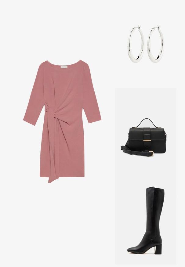 Vestido rosa de longitud a la rodilla con mangas tres cuartos, un detalle anudado en la cintura y una tela suave y texturizada. Escote redondo, diseño sencillo.; Bota de cuero negra hasta la rodilla con punta afilada, tacón cuadrado y silueta elegante. Presenta costuras mínimas y una textura suave.; Bolso de mano de cuero negro con acentos metálicos dorados, forma rectangular, cierre con solapa, correa de hombro ajustable, textura suave, diseño minimalista.; Pendientes de aro de plata con un acabado suave y brillante. Forma circular, con un cierre seguro. Diseño sencillo y elegante.