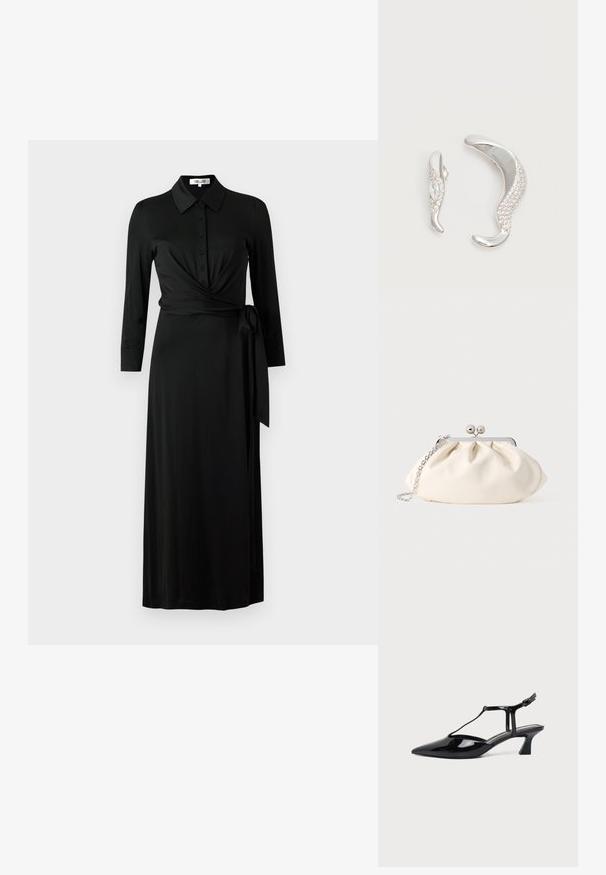 Zwarte wikkeljurk van gladde stof, met een kraag, knopen aan de voorkant, lange mouwen, een tailleband en een lange rok.; Zwarte pumps van lakleer met spits toelopende neus, T-strap en lage schuine blokhak op witte achtergrond.; Crèmekleurige stoffen clutch met een geplooid ontwerp, een zilverkleurig metalen frame, twee decoratieve balletjes en een zilveren kettingriem.; Twee gebogen zilveren oorbellen, de één groter dan de ander, beide versierd met kleine fonkelende kristallen langs één rand.