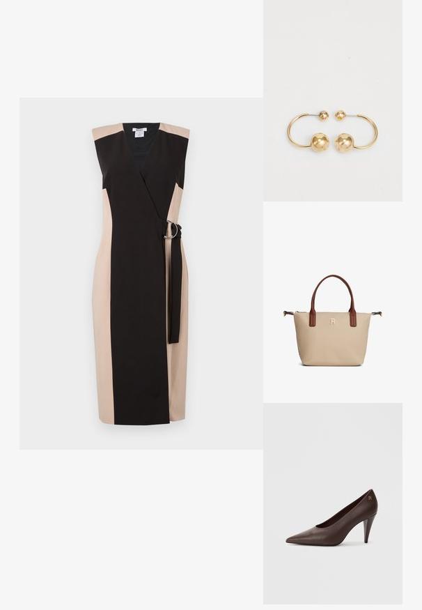 Robe sans manches noire et beige à enfiler, dotée d'une large ceinture avec un accent en forme d'anneau argenté, en tissu lisse et à silhouette ajustée.; Pompe à talons hauts en cuir brun avec un bout pointu et un talon fin et incliné. Présente un petit accent de logo métallique à l'arrière.; Sac fourre-tout beige avec poignées marron, petit logo doré centré sous les poignées, et fermeture éclair en haut.; Boucles d'oreilles en métal doré présentant un design circulaire avec deux sphères, l'une plus grande et texturée, et une petite boule polie en haut.
