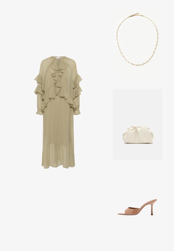 Robe vert olive en tissu léger, avec des volants superposés aux manches et à l'avant, un col montant et une silhouette longue.; Mules à talons hauts en cuir verni couleur nude, avec une tige lisse et incurvée et un bout ouvert. Caractéristiques : talon aiguille et design minimaliste.; Pochette en cuir souple couleur crème avec un design froncé et une fine bandoulière reposant à l’avant sur un fond uni.; Collier délicat avec de petites perles blanches entrecoupées de minuscules perles dorées et un fermoir mousqueton doré avec chaîne ajustable.