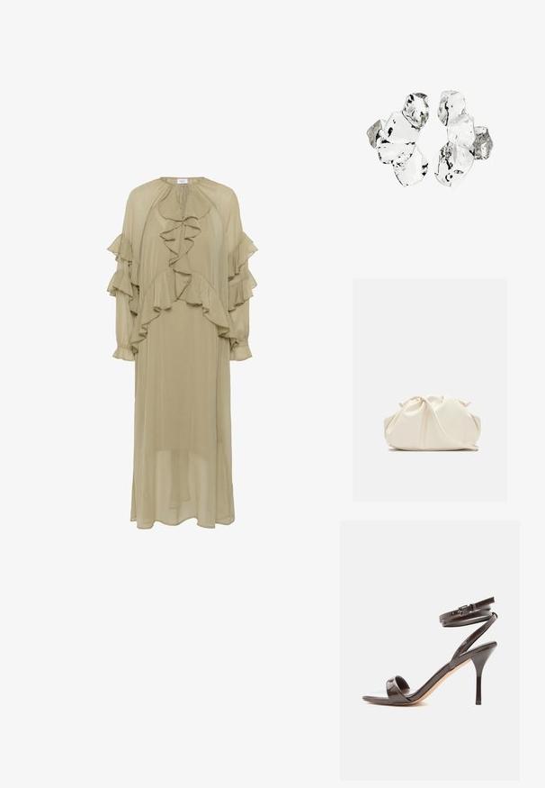 Robe vert olive en tissu léger, avec des volants superposés aux manches et à l'avant, un col montant et une silhouette longue.; Sandale à talon haut en cuir verni marron foncé avec une fine bride autour de la cheville et un bout ouvert sur fond blanc.; Pochette en cuir souple couleur crème avec un design froncé et une fine bandoulière reposant à l’avant sur un fond uni.; Grappe de six morceaux translucides et réfléchissants de forme irrégulière, ressemblant à du verre, disposés sur un fond blanc.