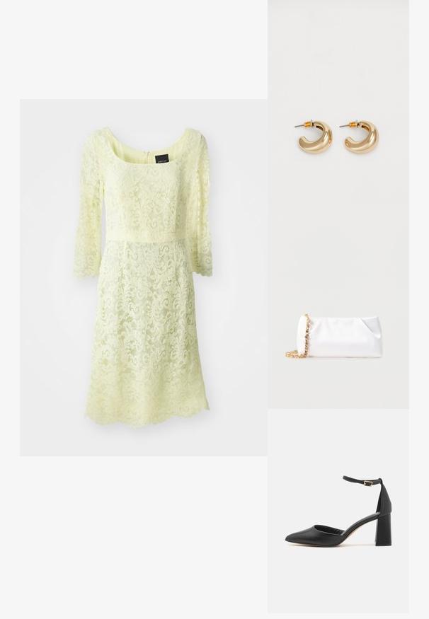 Robe en dentelle de couleur jaune pâle, avec des manches trois-quarts, un décolleté arrondi et une taille cintrée avec un motif floral texturé.; Chaussure à talon haut noire avec un bout pointu, une bride de cheville texturée et un talon carré. Fabriquée en cuir lisse.; Pochette souple blanche avec bandoulière chaîne dorée ornée de pierres précieuses transparentes, sur fond gris clair uni.; Deux boucles d'oreilles en forme de cerceau en or brillant, avec un design courbé, présentant des accents orange près de la tige, sur fond blanc uni.