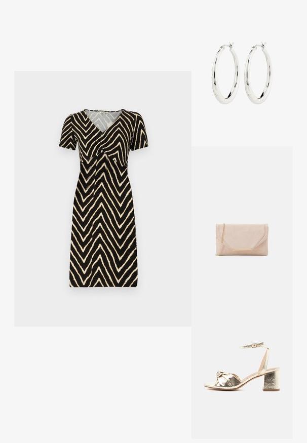 Vestido de manga corta en negro con un patrón de zigzag en crema, con escote en V y detalle fruncido en el busto, hecho de un tejido suave.; Sandalia metálica dorada con puntera abierta, tira frontal anudada, correa con hebilla en el tobillo y tacón ancho sobre un fondo neutro.; Clutch de ante beige con una cadena dorada y un acento de hardware rectangular. Presenta una solapa que se pliega con bordes en ángulo y detalle de costura.; Pendientes de aro de plata con un acabado suave y brillante. Forma circular, con un cierre seguro. Diseño sencillo y elegante.