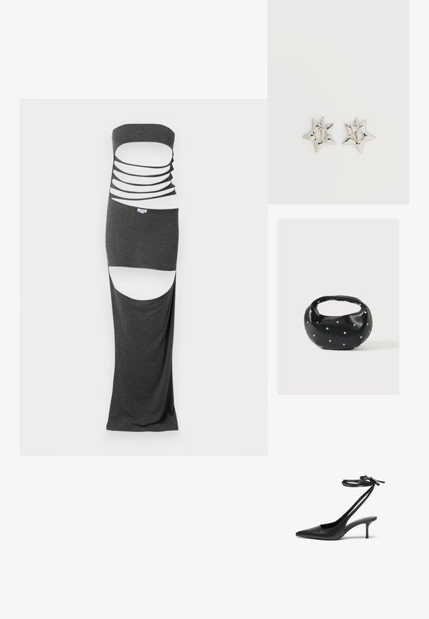 Maxi kjole i mørkegråt stof med et strapless design, der har flere horisontale udskæringer og sideslids. Glat tekstur.; Sorte læder stiletto sko med spids tå, åben bag, og ankelstropper bundet i en sløjfe. Slank 3-tommers hæl. Glat overflade, minimalistisk design.; Sort læderhåndtaske med en rundet form, dekoreret med sølvnitter, og et kort håndtag. Glat tekstur og lynlåslukning.; Sølv stjerneformede øreringe med en glat, poleret finish på en ensfarvet hvid baggrund.