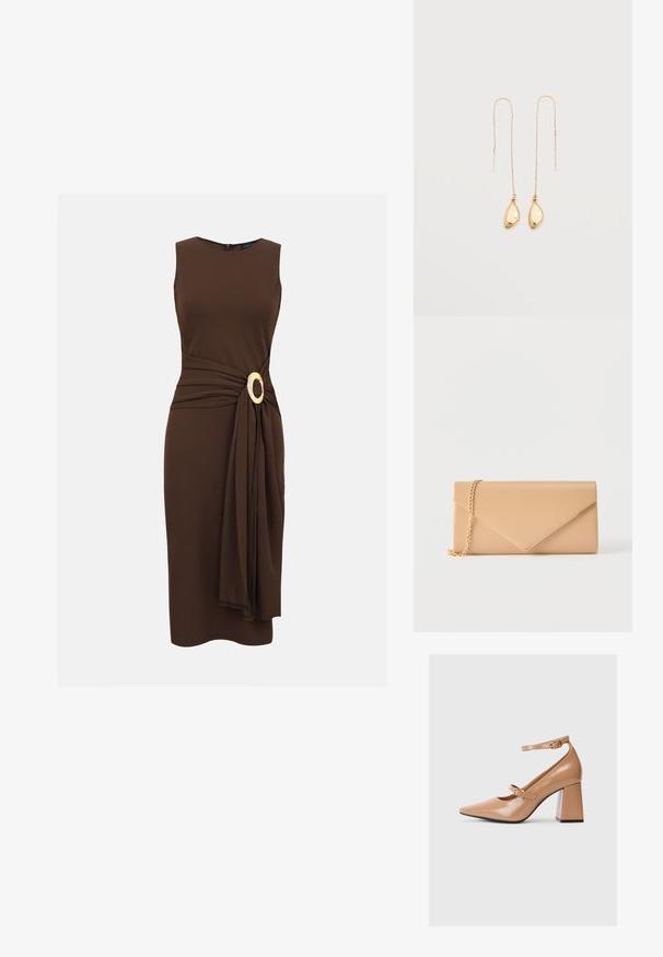 Robe midi marron foncé sans manches avec un tissu drapé rassemblé à la taille, maintenu par une grande boucle ovale en or.; Chaussures à talons hauts en cuir verni beige avec un bout pointu, une bride de cheville et un talon carré épais. Texture lisse avec une finition brillante.; Pochette enveloppe beige avec une bandoulière en chaîne dorée, posée sur un fond blanc uni.; Boucles d'oreilles fines en fil d'or avec de fines chaînes et de petits pendentifs en or lisses, de forme irrégulière, suspendus aux extrémités.