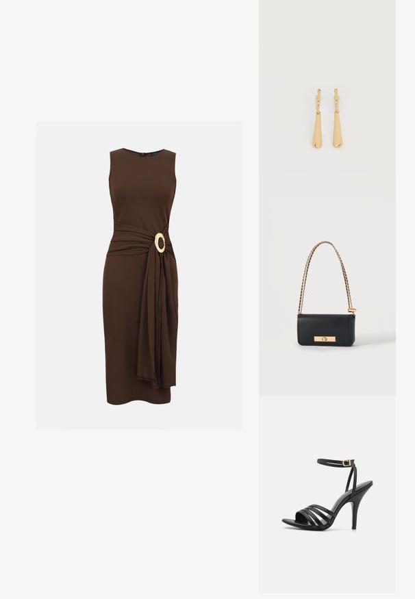 Robe midi marron foncé sans manches avec un tissu drapé rassemblé à la taille, maintenu par une grande boucle ovale en or.; Sandales à talons hauts noires avec des lanières, une fine sangle à la cheville, un bout ouvert et une finition lisse. Présente un talon élancé et un design de lanières texturées.; Sac à main rectangulaire en cuir noir avec une lanière chaîne dorée et un fermoir rectangulaire doré à l'avant.; Boucles d'oreilles pendantes en ton or avec des pendentifs lisses en forme de goutte allongée suspendus à de petites attaches en forme d'anneau sur un fond blanc.