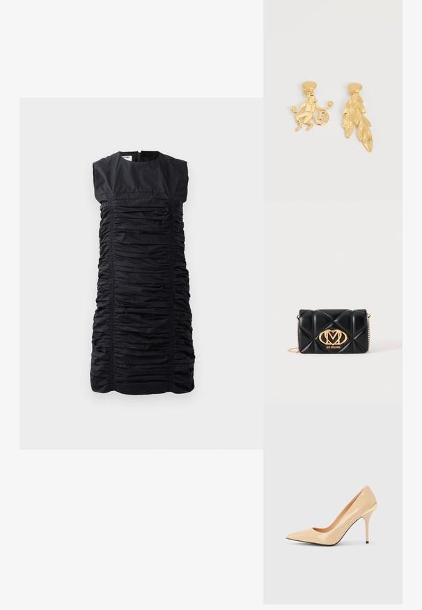 Robe noire sans manches avec une texture plissée, ornée de fronces verticales et d'un col haut. Fermeture à glissière dans le dos. Silhouette élégante et ajustée.; Escarpin à talon haut en cuir verni beige avec bout pointu et talon aiguille fin, orné d'un petit accent doré à l'arrière.; Sac à main en cuir noir matelassé avec bandoulière chaîne dorée et grand logo doré Love Moschino sur le devant.; Boucles d'oreilles clous en ton or, l'une en forme de singe tenant des cercles, l'autre avec un design ovale de feuille texturée.