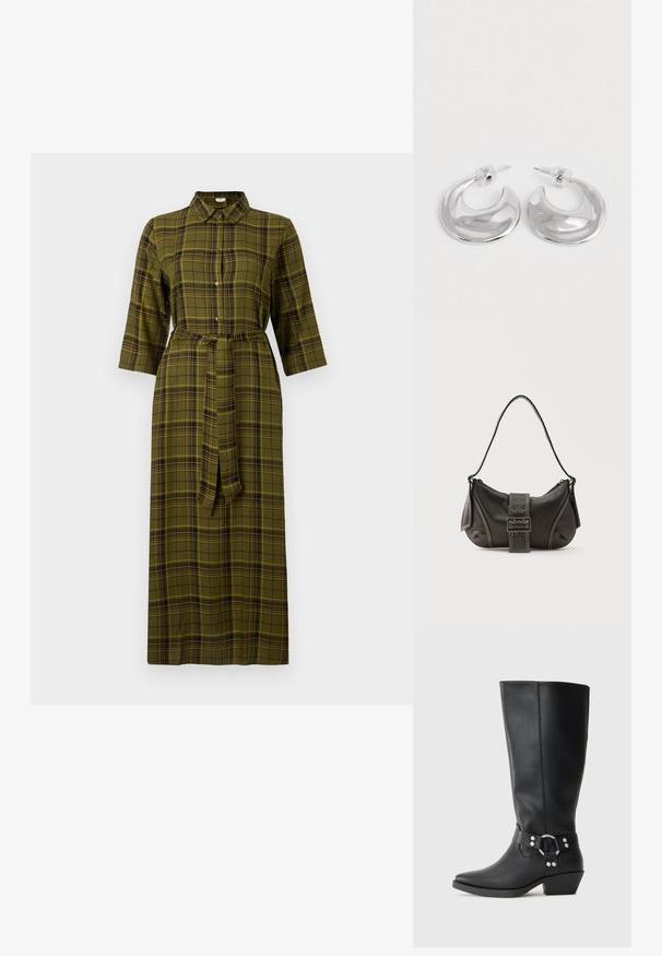 Groene geruite midi-jurk met een kraaghalslijn, driekwartmouwen, een strikceintuur en knoopdetails langs de voorkant.; Zwarte leren kniehoge laarzen met een spitse neus, voorzien van een decoratieve enkelband en zilveren hardwareaccenten. Lage, gestapelde hak.; Zwarte leren schoudertas met gespsluiting aan de riem, afgeronde hoeken en contrasterende witte stiksels op een effen achtergrond.; Een paar gepolijste zilveren halve maanvormige creolen met heldere plastic achterkanten op een witte ondergrond.