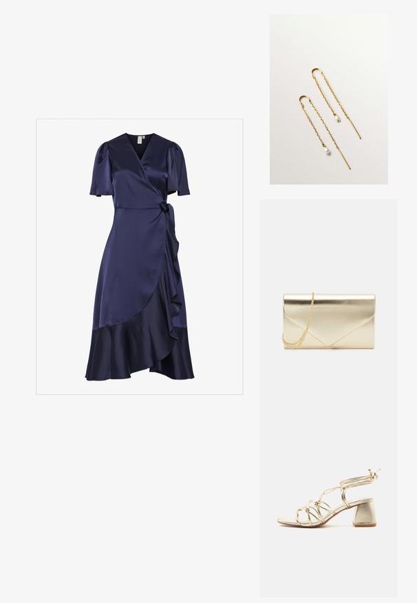 Vestido envolvente de satén azul marino con mangas cortas abullonadas, dobladillo con volantes y un cinturón para anudar en la cintura. Textura suave con una silueta fluida.; Sandalia dorada con tiras, tacón ancho, punta abierta y ataduras alrededor del tobillo sobre un fondo blanco liso.; Clutch de metal dorado con una forma rectangular elegante, que presenta un diseño de sobre y una correa de cadena dorada desmontable.; Pendientes de hilo dorados con cadenas delicadas y pequeñas perlas blancas, presentados sobre un fondo blanco liso.