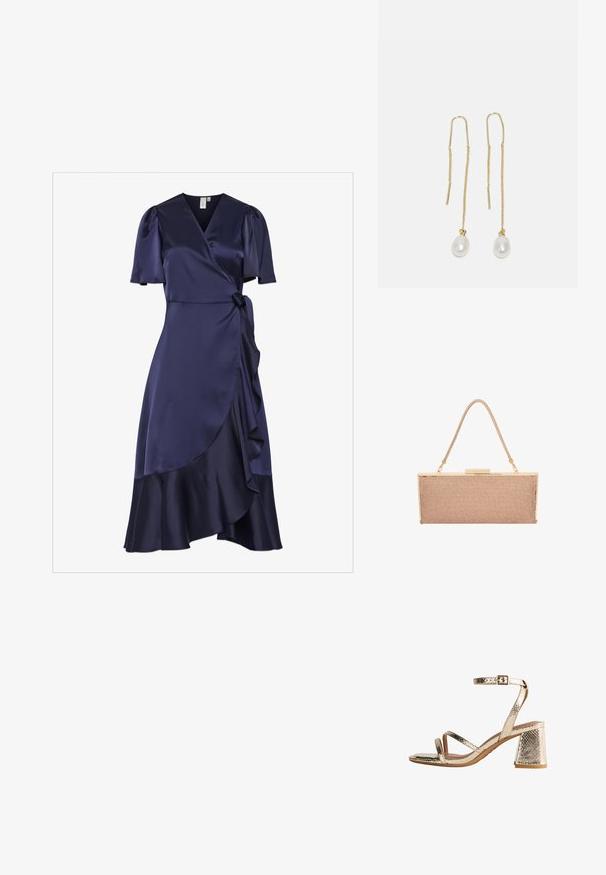 Marine satijnen wikkeljurk met korte pofmouwen, gerimpelde zoom en een zelfstrikceintuur op de taille. Gladde textuur met een vloeiende silhouet.; Gouden metallic sleehakken hebben een gestructureerde afwerking, open teen en drie diagonale banden met een enkelgesp. Blokhak voor stabiliteit.; Metalen roségouden clutch tas met een gestructureerd gaasoppervlak, goudkleurige hardware en een dunne, gevlochten schouderriem.; Gouden metalen druppel oorbellen met lange kettingelementen waaraan aan de uiteinden twee witte parelpendels hangen. De parels hebben een gladde, ronde vorm.