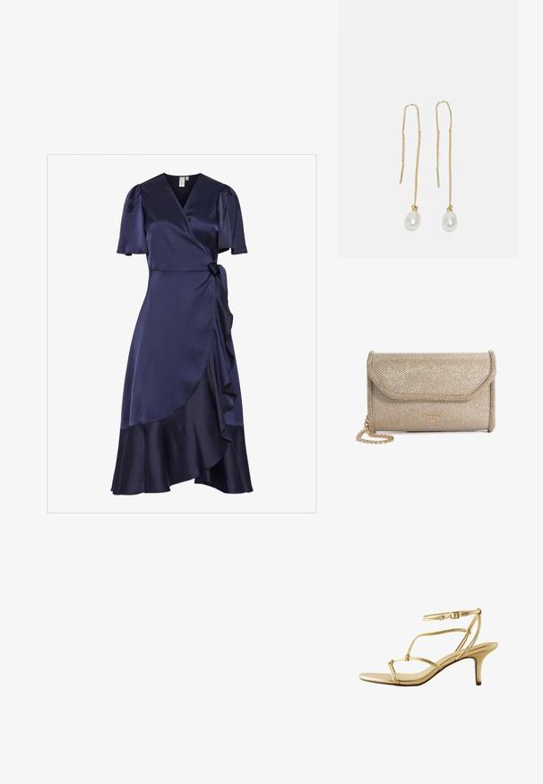 Vestido envolvente de satén azul marino con mangas cortas abullonadas, dobladillo con volantes y un cinturón para anudar en la cintura. Textura suave con una silueta fluida.; Sandalia de tacón alto dorada con tiras, hebilla fina en el tobillo y tacón delgado de altura media sobre un fondo blanco.; Bolso de mano dorado con una superficie texturizada, que presenta un cierre de solapa, una cadena como asa y un logo grabado en la parte frontal.; Pendientes de gota de metal dorado que presentan elementos de cadena larga con dos pendientes de perlas blancas en los extremos. Las perlas tienen una forma redonda y suave.