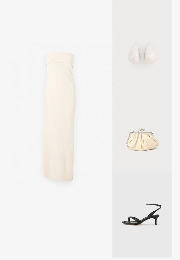 CLOSED BANDEAU DRESS - Strikkjoler - off white; Sort damesandal i læder med tynde remme, en tå-loop, ankelspænde og en mellemhøj stiletthæl på en neutral baggrund.; Plisseret beige læderclutch med en sølvmetalramme, der har to runde dekorative låse og en sølvkædetrasporte.; Sølvmetal dråbeøreringe med en glat, reflekterende overflade og tåreform, der har et sammenhængende design uden synlige udsmykninger.