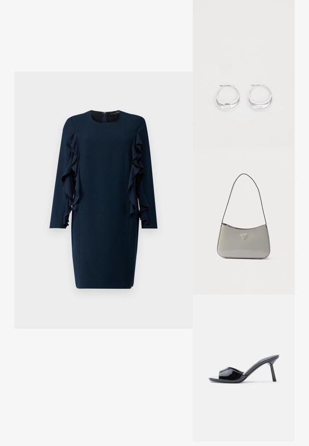 Navy blauwe jurk met lange mouwen, ronde halslijn en asymmetrische ruches aan de zijkanten. Ritsluiting aan de achterkant.; Zwarte lakleren open-teen sandalen met hak, met een gebogen bovenkant ontwerp en een taps toelopende naaldhak. Gladde glanzende afwerking.; Grijze schoudertas van lakleer met een gebogen ontwerp, zwarte bies en een zilverkleurige logoplaat aan de voorkant. Verstelbare riem voor veelzijdig gebruik.; Zilveren creolen met een gepolijste afwerking en DKNY-branding, weergegeven tegen een effen witte achtergrond.