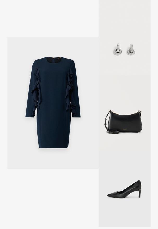 Navy blauwe jurk met lange mouwen, ronde halslijn en asymmetrische ruches aan de zijkanten. Ritsluiting aan de achterkant.; Zwarte leren pumps met een spits toelopende neus en een slanke, middelhoog hak, afgebeeld tegen een effen lichtgrijze achtergrond.; Zwarte leren schoudertas van Calvin Klein met gouden rits en verstelbare band op een effen lichte achtergrond.; Een paar kleine, glanzende zilveren creolen met een ronde basis, afgebeeld op een effen lichte achtergrond.