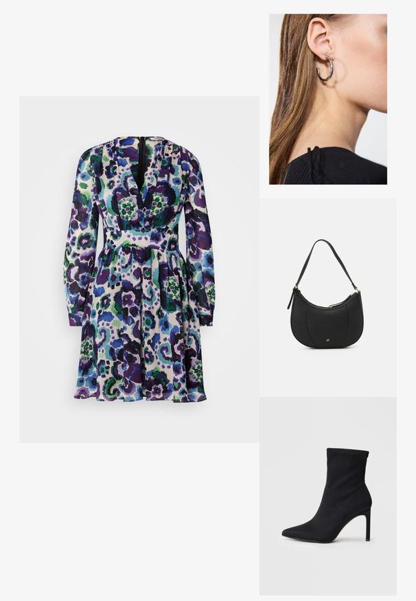 Robe colorée avec un décolleté en V, des manches longues et une taille ajustée. Motif floral violet, vert et bleu sur un fond clair.; Bottine noire à bout pointu avec un talon haut fin et un tige en tissu stretch contre un fond blanc.; Sac à main en cuir noir avec une forme courbée, surface texturée, coutures avant et un logo doré. Il est doté d'une seule sangle ajustable.; Boucle d'oreille en argent avec une finition polie, présentant de petits détails en or et de forme ronde, portée sur le lobe.