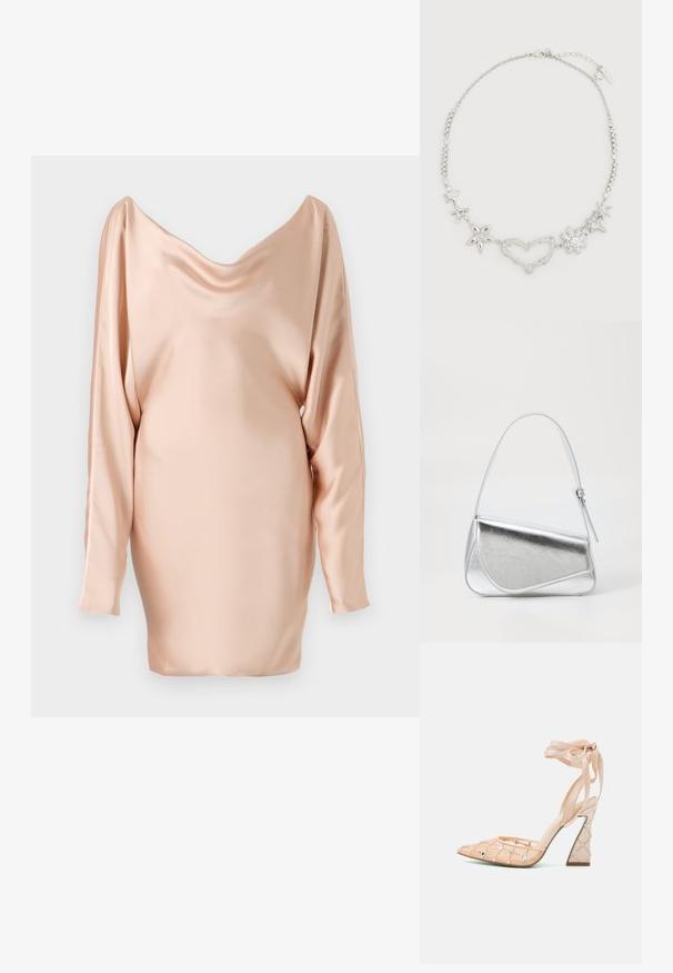 Satin kjole i blød fersken med en draperet halsudskæring, lange ærmer og en figursyet silhuet, der har en glat overflade og minimalistisk design.; Beige højhælet sko med spids tå, struktureret overflade, krystalpynt og en ankelrem bundet med et satinbånd.; Sølvmetallic håndtaske med en trekantet form, glat overflade og en tynd, justerbar skulderrem. Har et fold-over design med syninger.; Sølvmetalkæde med stjerne- og blomsterdesigns, med en hjerteformet detalje, udsmykket med klare krystaller og lukning med hummerlås.