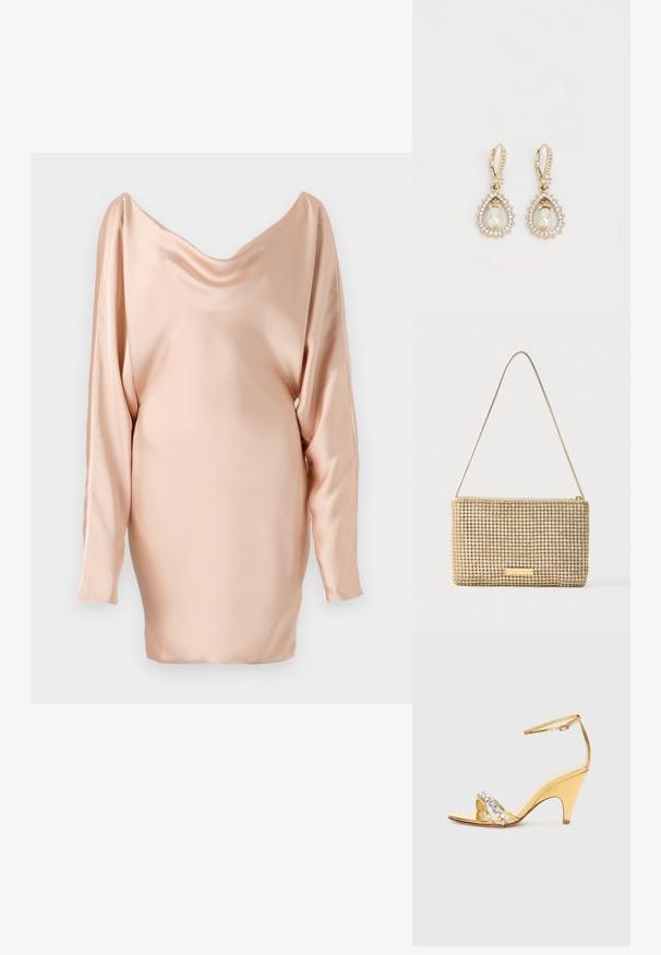 Satin Kleid in sanftem Pfirsich mit drapiertem Ausschnitt, langen Ärmeln und taillierter Silhouette, das durch seine glatte Textur und minimales Design besticht.; Goldene Sandale mit Absatz und Riemchen-Design, mit einem Band, das mit Strasssteinen akzentuiert ist. Offene Zehen, verstellbarer Knöchelriemen und schmal zulaufender Absatz.; Goldene Clutch mit rechteckiger Form, bedeckt mit glänzenden silbernen Strasssteinen. Verfügt über einen dünnen, metallischen Schulterriemen und einen Reißverschluss.; Ohrringe in Goldfarbe mit einem Tropfen-Design, das eine zentrale Perle umgeben von kleinen klaren Kristallen zeigt. Mit Klappverschluss.