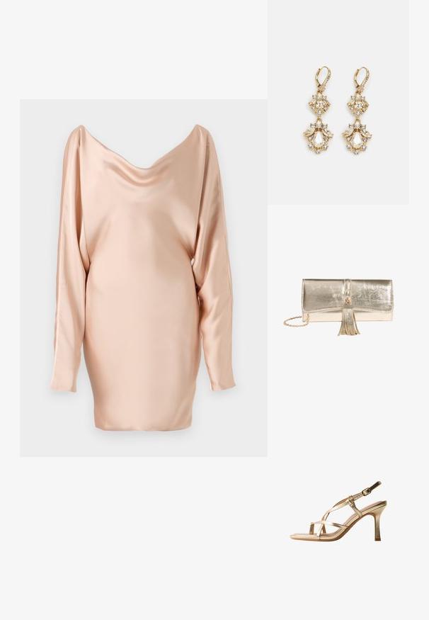 Robe en satin de pêche doux avec un décolleté drapé, des manches longues et une silhouette ajustée, présentant une texture lisse et un design minimaliste.; Sandale à talon haut dorée avec brides et boucle à la cheville, talon moyen effilé, présentée sur un fond blanc.; Pochette métallique dorée brillante avec fermeture à rabat, pompon décoratif et bandoulière chaîne dorée sur fond blanc.; Boucles d'oreilles pendantes dorées présentant un design en grappe avec des cristaux clairs ronds et en forme de goutte, mettant en valeur des détails élaborés.