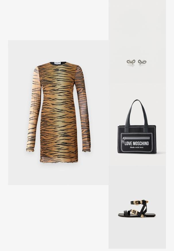 Langarm aansluitend jurkje met bruine en zwarte tijgerstrepen, ronde halslijn, volants bij de mouwen en Moschino-logo op de borst.; Zwarte leren sandaal met gouden gespaccenten, voorzien van meerdere banden en een vlakke zool voor open-teenschoen gebruik.; Zwarte tote tas met witte gestikte rand, voorste ritssluiting grafiek en "LOVE MOSCHINO Made with love" bedrukt tekst, voorzien van dubbele handvatten.; Kleine zilveren oorbellen in de vorm van een strik, versierd met transparante en zwarte strasstenen, op een effen witte achtergrond.