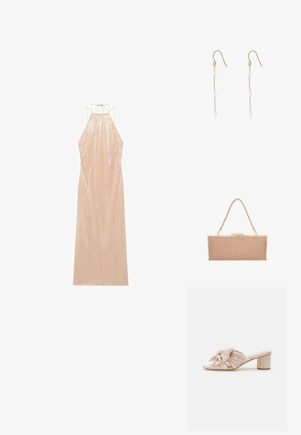 Lang, ærmeløs kjole i lys beige med halterneck og rygbinding. Dækket af paletter med en flydende silhuet og glat tekstur.; Loeffler Randall EMILIA PLEATED KNOT MULE - Mules med hæl - champagne; Metallic rosaguld clutch-pung med en tekstureret mesh-yderside, hardware i guldfarve og en tynd, flettet skulderrem.; Druppelignende øreringe i guldkæde, hver med tre jævnt fordelt små hvide perler, med kroglås.