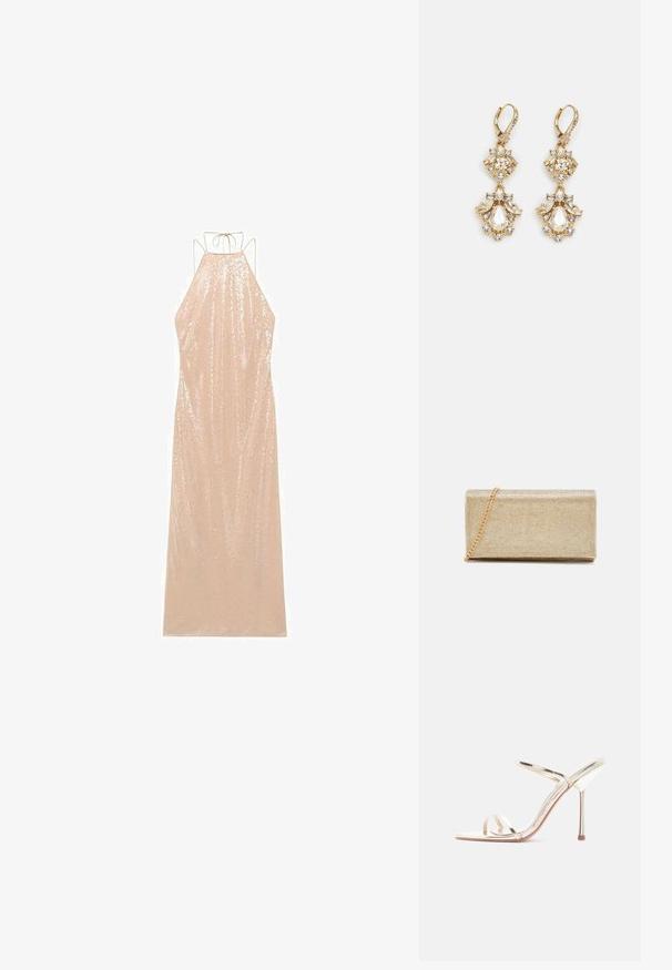Vestido largo sin mangas en beige claro con cuello halter y lazo en la espalda. Cubierto de lentejuelas, con una silueta fluida y textura suave.; Sandalia metálica dorada de tacón alto con finas tiras en los dedos y el tobillo sobre un fondo blanco.; Clutch metálico dorado con una superficie texturizada, que cuenta con una correa de cadena y una forma rectangular, diseñado para uso nocturno.; Pendientes colgantes en tono dorado con un diseño de racimo que incluye cristales claros en forma redonda y de lágrima, mostrando un detallado intrincado.