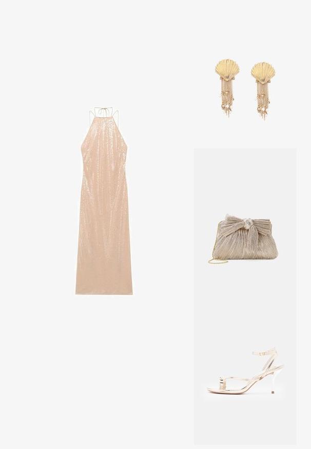 Vestido largo sin mangas en beige claro con cuello halter y lazo en la espalda. Cubierto de lentejuelas, con una silueta fluida y textura suave.; Sandalia de tacón alto dorada con tiras, hebilla delgada en el tobillo y tacón de aguja fino sobre un fondo claro y liso.; Bolso de mano metálico dorado con tela plisada, que presenta un detalle de lazo en la parte superior y una cadena dorada para mayor versatilidad y facilidad de transporte.; Pendientes dorados en forma de concha marina con varias cadenas colgantes adornadas con pequeñas perlas blancas y cuentas.