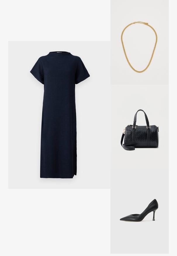 Navy blauwe jurk met een ontspannen pasvorm, korte mouwen, hoge hals, textuurstof en zijsplitten voor meer bewegingsvrijheid.; Zwarte leren pumps met een spitse neus en een strak ontwerp, voorzien van een slanke hak en een gouden accent op de basis van de hak. Gladde textuur.; Zwarte leren handtas met geweven patroon, twee korte handvatten en een afneembare lange riem, geplaatst tegen een effen lichte achtergrond.; Gouden ketting met wederzijdse schakels, een gladde textuur en een sluiting met klips. Heeft een verstelbare lengte voor een aangepaste pasvorm.
