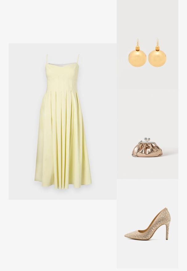 Vestido amarillo plisado con tirantes de espagueti ajustables y un cuerpo ajustado, con una textura suave y falda fluida hasta la mitad de la pantorrilla.; MICHAEL Michael Kors ALINA FLEX - Tacones - pale gold; Pequeño bolso clutch metálico dorado con cierre plateado y cadena en un fondo claro y liso.; Par de pendientes de bola navideña dorados brillantes con cierre de gancho sobre un fondo blanco liso.
