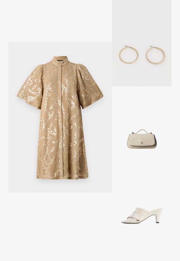 Robe beige avec des manches bouffantes courtes, recouverte d'un motif en chaîne métallique. Présente un col haut et une fermeture à boutons sur le devant. Texture de tissu lisse.; Mules à talons hauts beiges avec un design de bride en cuir torsadé, bout ouvert et motif de logo en relief. Le talon présente un détail d'embout noir.; Petit sac à main en cuir beige avec poignée supérieure et logo CK argenté sur le rabat avant, présenté sur fond blanc.; Paire de boucles d'oreilles créoles moyennes lisses ton or avec fermoirs à charnière sur fond clair uni.