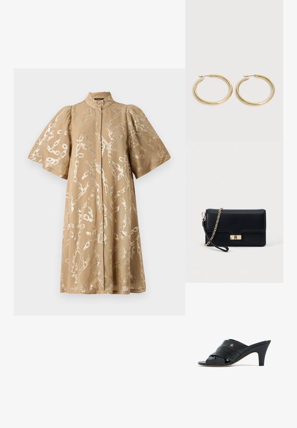 Vestido beige con mangas cortas abullonadas, cubierto con un patrón de cadena metálica. Presenta un cuello alto y cierre frontal de botones. Textura de tela suave.; Mule de tacón abierto en piel negra con tiras cruzadas y un pequeño logo metálico en el lateral, tacón medio cónico, borde de suela beige.; Bolso de mano de cuero negro con un cierre y cadena en tono dorado. Diseño compacto con una textura suave y un detalle mínimo.; Par de pendientes de aro de oro liso y brillante con postes delgados y cierres con bisagra sobre un fondo claro y sencillo.