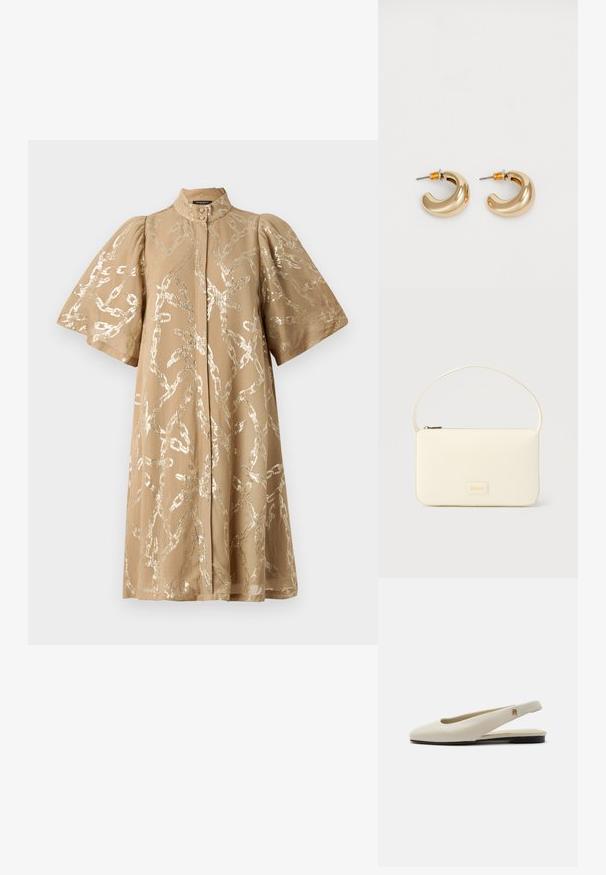 Robe beige avec des manches bouffantes courtes, recouverte d'un motif en chaîne métallique. Présente un col haut et une fermeture à boutons sur le devant. Texture de tissu lisse.; Chaussure plate slingback en cuir couleur crème avec un bout arrondi et un petit emblème doré sur la bride.; Sac à main rectangulaire de couleur crème avec une seule sangle et une fermeture éclair sur le dessus, comportant une petite plaque de logo embossé à l'avant.; Deux boucles d'oreilles en forme de cerceau en or brillant, avec un design courbé, présentant des accents orange près de la tige, sur fond blanc uni.