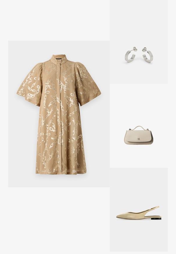 Vestido beige con mangas cortas abullonadas, cubierto con un patrón de cadena metálica. Presenta un cuello alto y cierre frontal de botones. Textura de tela suave.; Zapato plano beige con puntera puntiaguda, diseño slingback, tacón bajo negro y acabado en cuero liso, mostrado de perfil sobre un fondo liso.; Pequeño bolso de mano de cuero beige con asa superior y logo plateado de CK en la solapa frontal, mostrado sobre un fondo blanco.; Pendientes aros de metal plateado con un diseño texturizado, que cuentan con un pequeño respaldo de clip y una marca en uno de los aros. Forma redondeada con un acabado pulido.