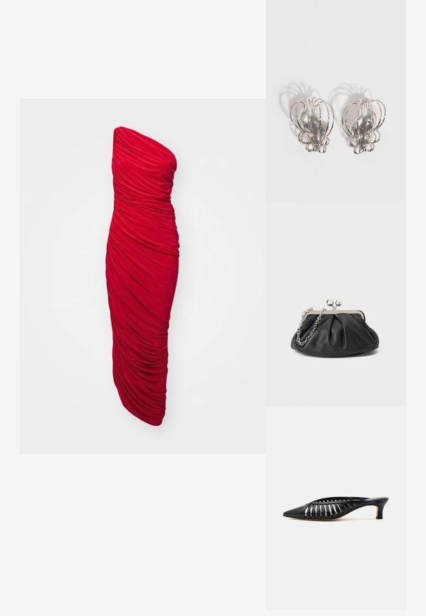 Červené, bezramienkové, bodycon šaty s riasenou tkaninou pre zvrásnenú textúru, dlhá dĺžka a elegantný silueta.; Čierne kožené mule s ostrou špičkou, pásikový výrezový dizajn a nízky opätok kitten na bielom pozadí.; Čierna kožená kabelka s vrúbkovou textúrou, strieborným kovovým rámom, uzáverom na pobozkanie a retiazkou na nosenie. Hladký, jemný povrch.; Pár strieborných kovových náušníc s dizajnom otvorenej drôtenej klietky a hladkými centrálnymi oválnymi tvarmi vrhajúcimi zakrivené tiene na bielom pozadí.