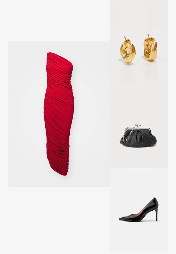 Rød, stropløs, bodycon kjole med sammenslynget stof for en rynket tekstur, lang længde og en strømlinet silhuet.; Sort laklæder pumps med høje hæle, spids snude og stilethæl, vist i sideprofil på en ensfarvet hvid baggrund.; Sort læder clutch med samlet tekstur, sølvfarvet metalramme, kys-lås lukning og kædestrop. Glat, blød overflade.; Chunky guld hoop øreringe med et let snoet, rørformet design og postsystem bagpå, på en hvid baggrund.