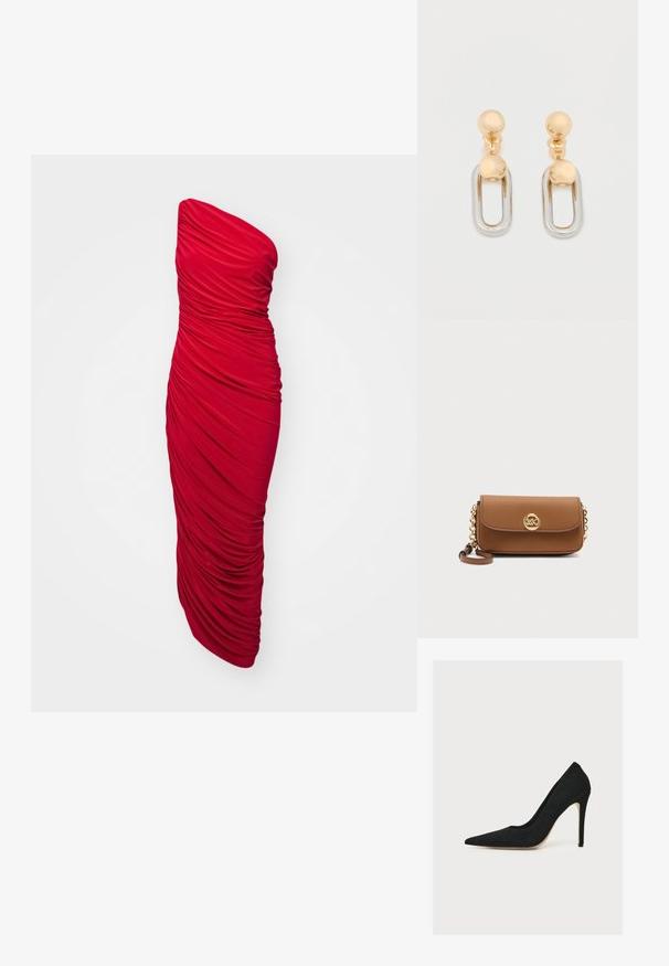 Rød, stropløs, bodycon kjole med sammenslynget stof for en rynket tekstur, lang længde og en strømlinet silhuet.; Sort spids stilet med tynd hæl, fotograferet fra siden på hvid baggrund.; Brun læderhåndledsclutch med guldkæde og cirkulært gult MK-logo som lås på frontklappen.; Guld- og sølvøreringe med en kugleformet top og et forlænget, ovalformet hængende element med en skinnende finish.