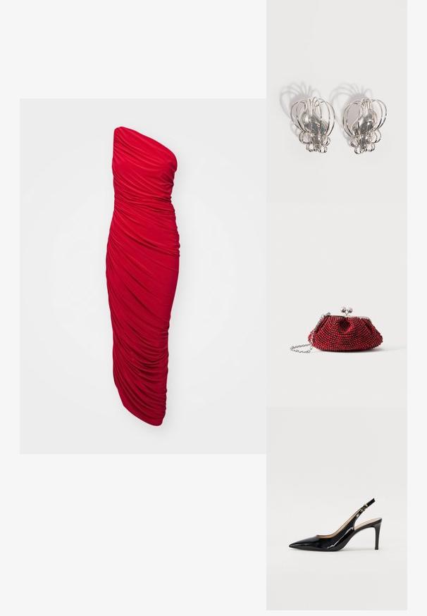 Rød, stropløs, bodycon kjole med sammenslynget stof for en rynket tekstur, lang længde og en strømlinet silhuet.; Sort patenteret læder slingback stiletto med spids tå, slank hæl og et subtilt udskæringsdesign. Har en gylden spænde på remmen.; Lille rød perlebesat clutch med sølvspænde og kæderem på en ensartet hvid baggrund.; Par sølvøreringe i metal med åbent trådburdesign og glatte, centrale ovale former, der kaster buede skygger på en hvid baggrund.