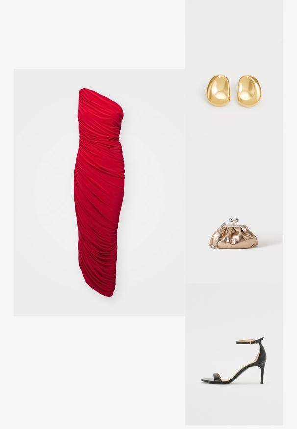Rotes, trägerloses Bodycon-Kleid mit gerafftem Stoff für eine rüschige Textur, langer Länge und einer eleganten Silhouette.; Schwarze Leder-high-heeled Sandale mit Knöchelriemen. Verfügt über eine glatte Textur, offene Zehen und einen dünnen Absatz. Goldfarbener Schnallenakzent.; Kleine goldene Metallic-Clutch mit silbernem Verschluss und Kettengurt auf einfachem hellem Hintergrund.; Goldfarbene Ohrstecker mit einer glatten, runden Form und einer reflektierenden Oberfläche, die ein minimalistisches Design ohne sichtbare Muster zeigen.