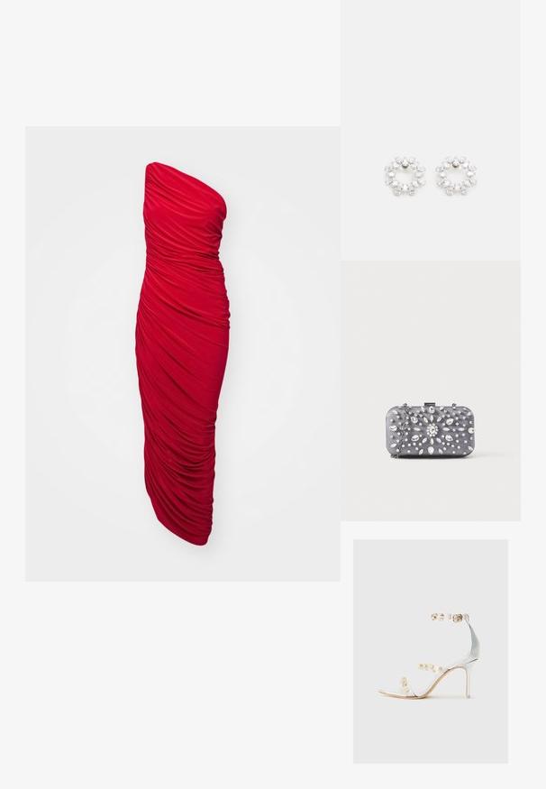 Červené, bezramienkové, bodycon šaty s riasenou tkaninou pre zvrásnenú textúru, dlhá dĺžka a elegantný silueta.; Priehľadné sandále na vysokom opätku s priehľadnými popruhmi ozdobenými zlatými klincami, štíhlym opätkom a otvorenou špičkou s hladkým, lesklým povrchom.; Malé obdĺžnikové tmavosivé púzdro zdobené priehľadnými trblietavými kamienkami v žiariacom vzore a strieborným reťazovým remienkom.; Kruhové náušnice vyrobené z kovu, zdobené viacerými čírymi, fasetovanými kameňmi usporiadanými do trblietavého vzoru. Bezfarebné a reflexné.
