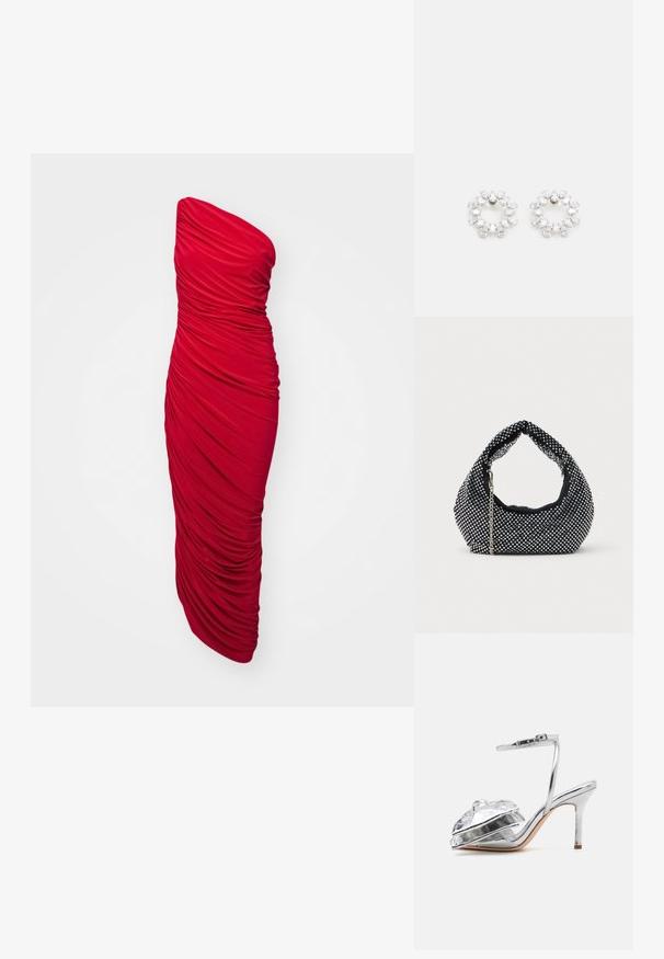 Rød, stropløs, bodycon kjole med sammenslynget stof for en rynket tekstur, lang længde og en strømlinet silhuet.; Loeffler Randall MARLENA - Højhælede sandaletter / Højhælede sandaler - silver; Sort mesh håndtaske prydet med sølvnitter, udstyret med et buet håndtag og en kædetraspe. Blød tekstur med en rund form.; Cirkulære øreringe lavet af metal, prydet med flere klare, facetterede sten arrangeret i et funkende mønster. Farveløse og reflekterende.
