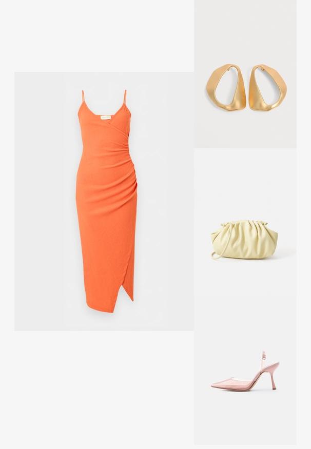 Robe midi orange sans manches avec fines bretelles, décolleté en V, détail froncé sur le côté et ourlet asymétrique.; Chaussure à talons hauts rose transparente avec bout pointu et bride à boucle sur fond blanc.; Sac à main plissé jaune en simili cuir lisse, arborant une forme douce avec une bandoulière unique et un design froncé sur le dessus.; Paire de boucles d’oreilles créoles en or irrégulières et asymétriques avec une finition lisse et mate sur un fond neutre.