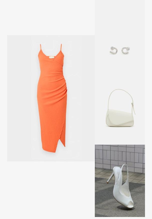 Robe midi orange sans manches avec fines bretelles, décolleté en V, détail froncé sur le côté et ourlet asymétrique.; Chaussure blanche à talon haut avec bride arrière et bout ouvert sur le trottoir devant un mur carrelé, projetant une ombre sur le sol.; Sac à main en cuir synthétique blanc avec une forme triangulaire structurée, une bandoulière unique réglable et un rabat à courbes accentuées.; Boucles d'oreilles en argent en forme de lettre C courbée, ornées de rhinestones ronds et transparents le long du bord. Texture métallique lisse.