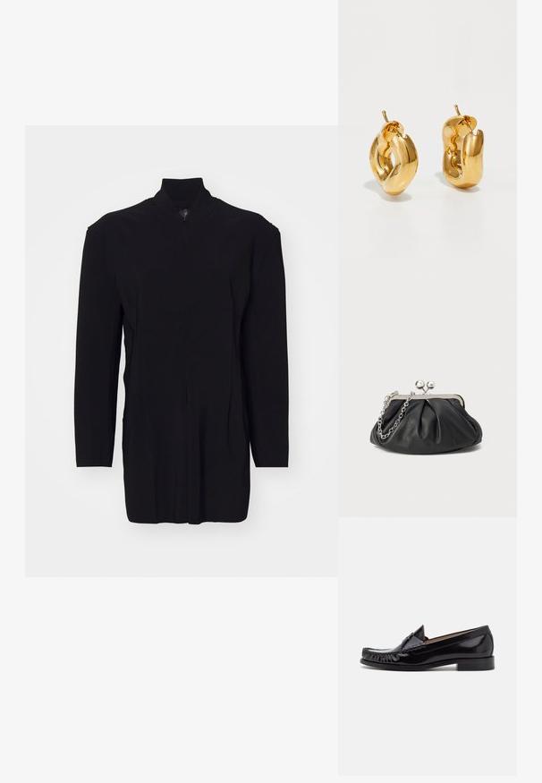 Prenda negra de manga larga con cuello alto, que cuenta con un cierre de cremallera y costuras estructuradas para un ajuste entallado. Textura suave, diseño minimalista.; Zapato mocasín de cuero negro con un acabado brillante, que presenta detalles de flecos en la parte delantera y un tacón bajo apilado.; Clutch de cuero negro con textura arrugada, marco de metal en tono plateado, cierre de beso y cadena para colgar. Superficie suave y lisa.; Pendientes de aro grueso en oro con un diseño tubular ligeramente retorcido y cierre de presión, sobre un fondo blanco.