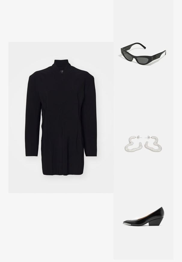 Prenda negra de manga larga con cuello alto, que cuenta con un cierre de cremallera y costuras estructuradas para un ajuste entallado. Textura suave, diseño minimalista.; Zapato negro de mujer con tacón bajo, punta estrecha, banda transparente y detalle blanco en la parte frontal de la suela, mostrado en perfil lateral sobre fondo blanco.; Gafas de sol negras con un marco delgado y angular, lentes oscuros y detalle de logo embosado en la patilla. Acabado suave mate.; Pendientes en tono plateado con un diseño abstracto y ondulado adornado con pequeños cristales brillantes. Cierre trasero de tipo stud seguro.