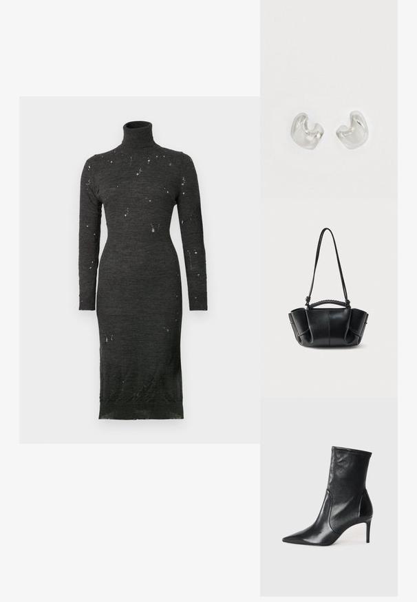 Langärmliges, Rollkragenkleid aus dunkelgrauem Wollmix mit zerknitterter Textur und kleinen hellen Flecken, enganliegende Silhouette, knielang.; Schwarze Stiefeletten aus glattem Leder, mit einer spitzen Zehe, schmalem Schaft und schlanker, hoher Ferse. Minimalistisches Design ohne sichtbare Beschläge.; Schwarze Ledertasche mit geschwungener Silhouette, gerafften Seiten, geflochtenem Griff und einem langen dünnen Riemen vor weißem Hintergrund.; Silberne Metallohrringe mit einem glatten, geschwungenen Design. Glänzende Oberfläche, mit zwei asymmetrischen Formen, die sich teilweise umschließen.