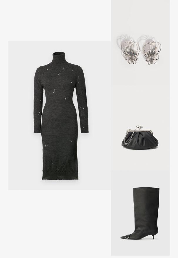 Langärmliges, Rollkragenkleid aus dunkelgrauem Wollmix mit zerknitterter Textur und kleinen hellen Flecken, enganliegende Silhouette, knielang.; Schwarze Leder-Ankle Boots mit spitzem Zehenbereich, kleinem Absatz und metallischen Akzenten an der Spitze. Sanfte, matte Textur im gesamten Schuh.; Schwarze Leder-Clutch mit geraffter Textur, silberfarbener Metallrahmen, Druckverschluss und Kettenriemen. Glatte, weiche Oberfläche.; Paar silberne Metallohrstecker mit offenem Drahtkäfig-Design und glatten zentralen ovalen Formen, die geschwungene Schatten auf einem weißen Hintergrund werfen.