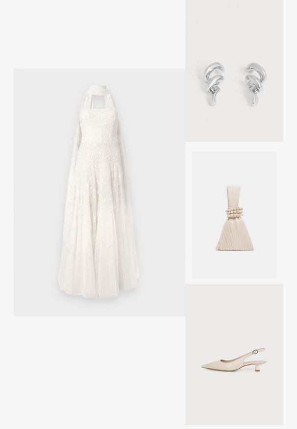 Hvid stropløs kjole med blomstret blonder overlay, tætsiddende overdel, fyldig nederdel og fastgjort halterneck tørklæde.; Beige spids tå slingback sko med lav kitten hæl og justerbar side spænde på en ensartet hvid baggrund.; Lille plisseret beige håndtaske med et knyttet håndtag og tre runde perlearmbånd viklet omkring midten.; Par skinnende sølv snoede metal hoop øreringe med et abstrakt, sammenløbet design på en ensfarvet hvid baggrund.